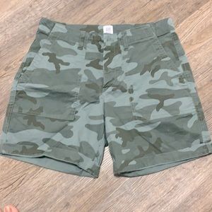 GAP women’s camo girlfriend khaki short size 4
